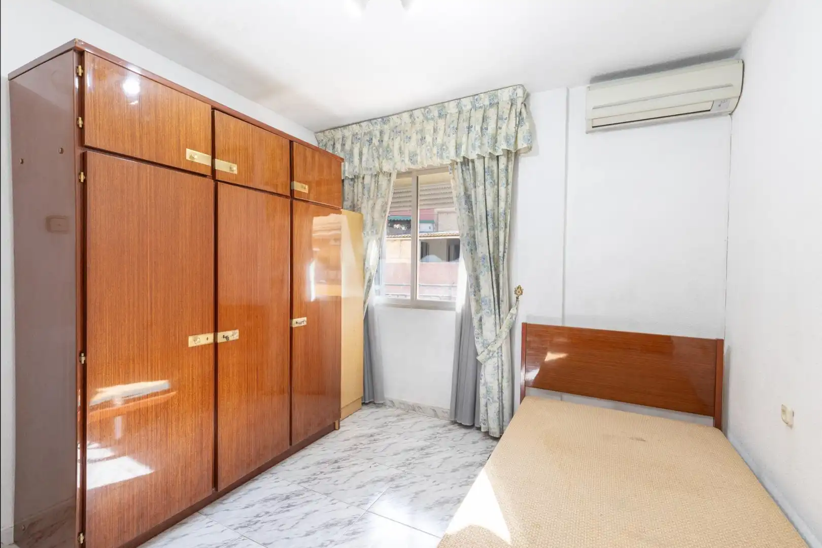 Habitación de Piso en venta en Granada con Aire acondicionado y Balcón