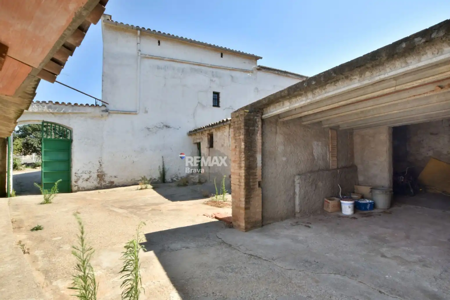 Vista exterior de Finca rústica en venda en Sant Andreu de la Barca amb Jardí privat