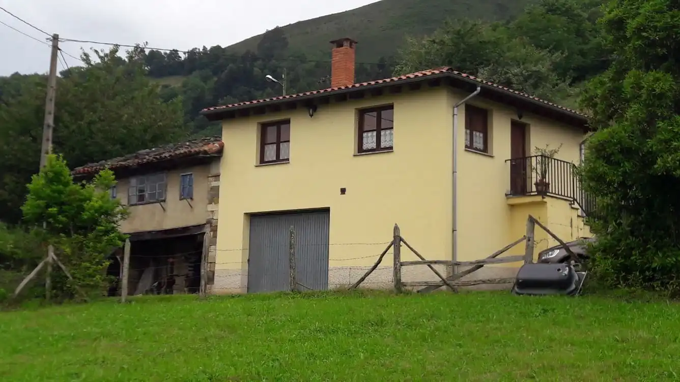 Casa amb jardí en venda a Parres, imagen 2