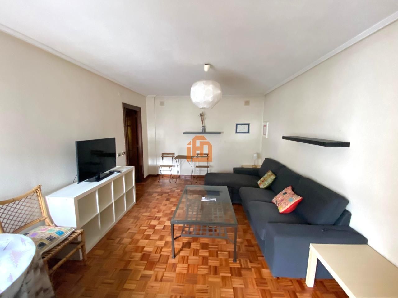 Sala d'estar de Apartament de lloguer en León Capital  amb Calefacció, Parquet i Moblat
