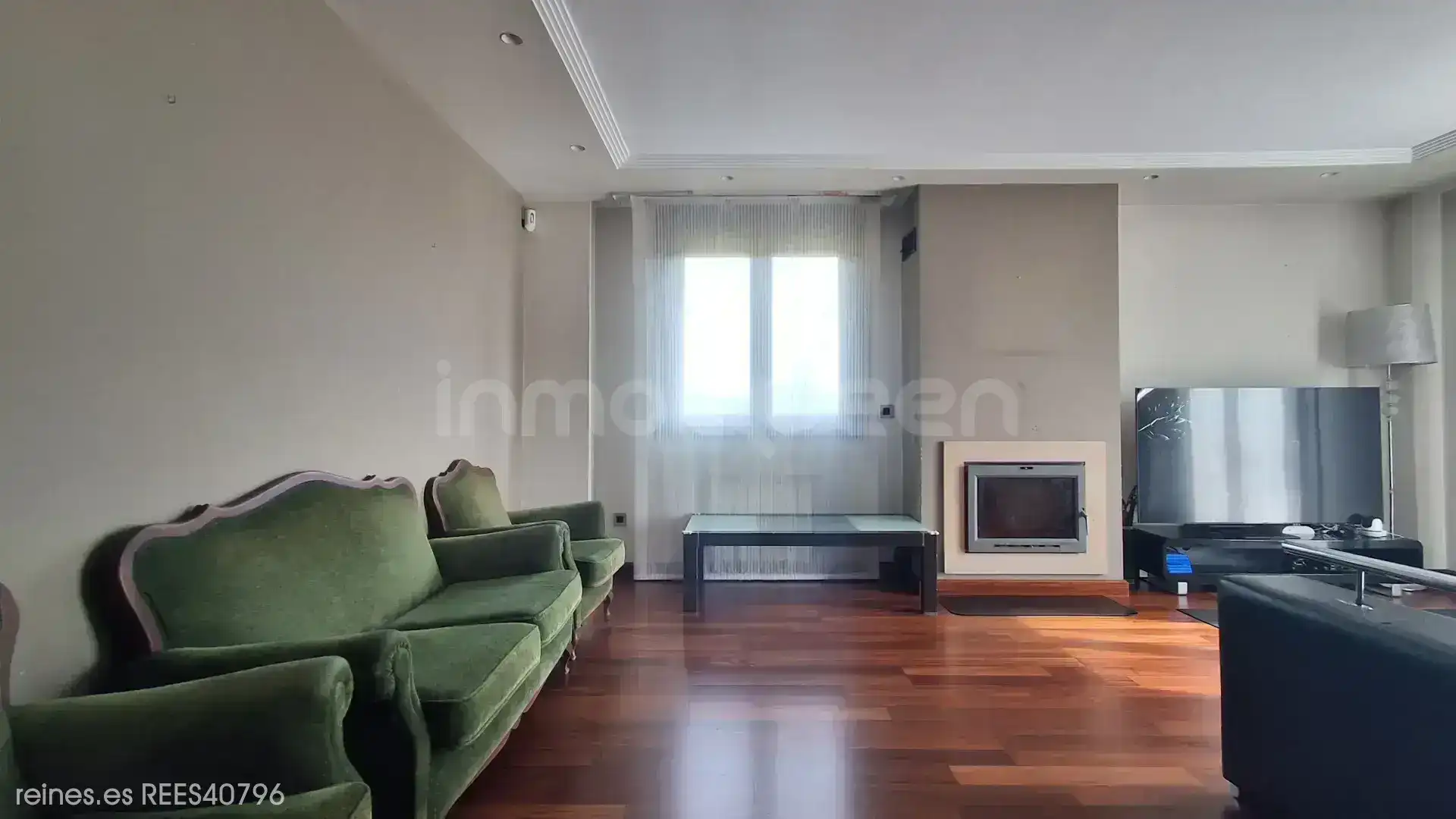 Sala d'estar de Casa o xalet en venda en Oviedo  amb Calefacció, Jardí privat i Terrassa