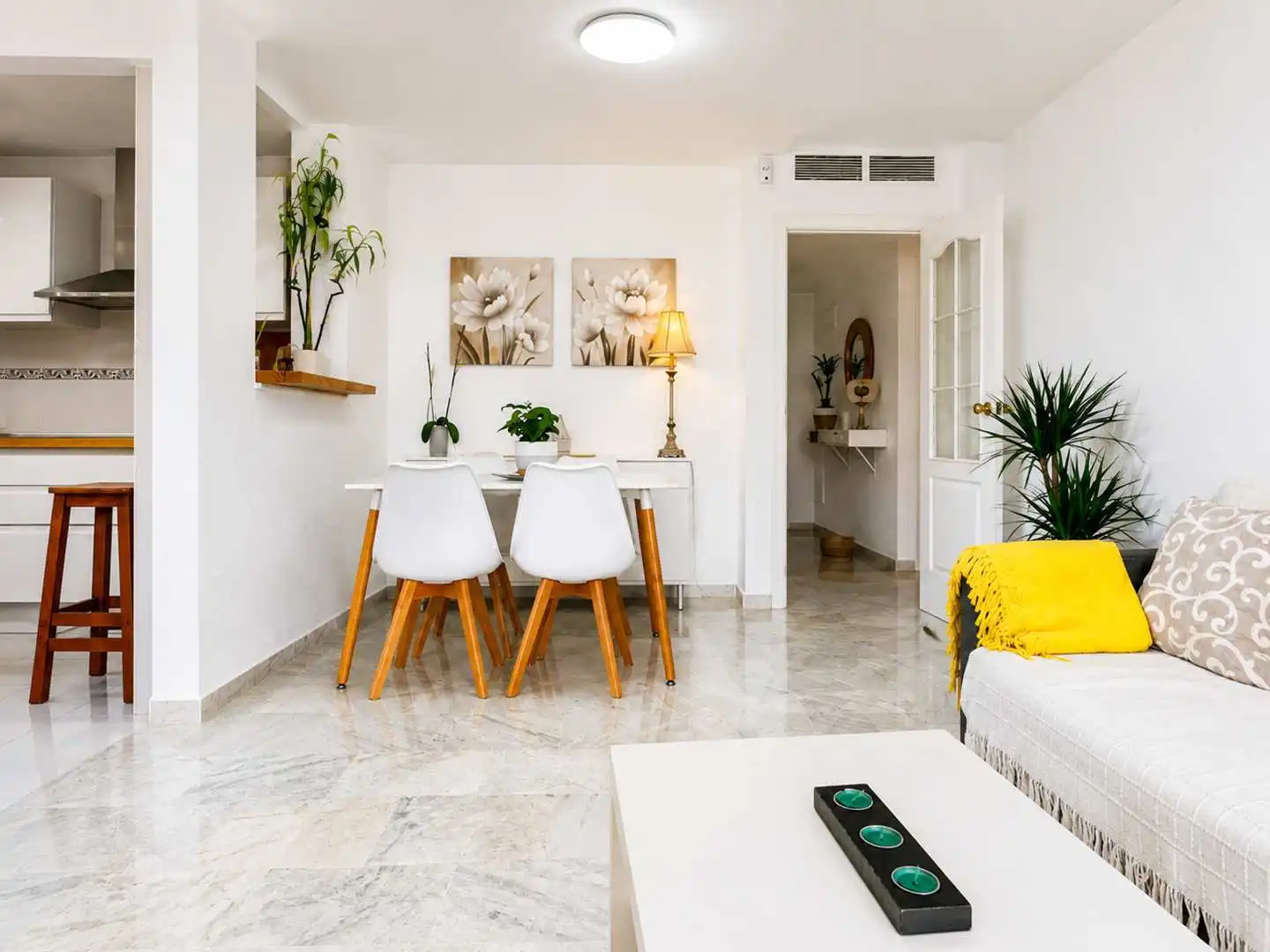 Sala de estar de Planta baja en venta en Manilva con Jardín privado, Terraza y Trastero