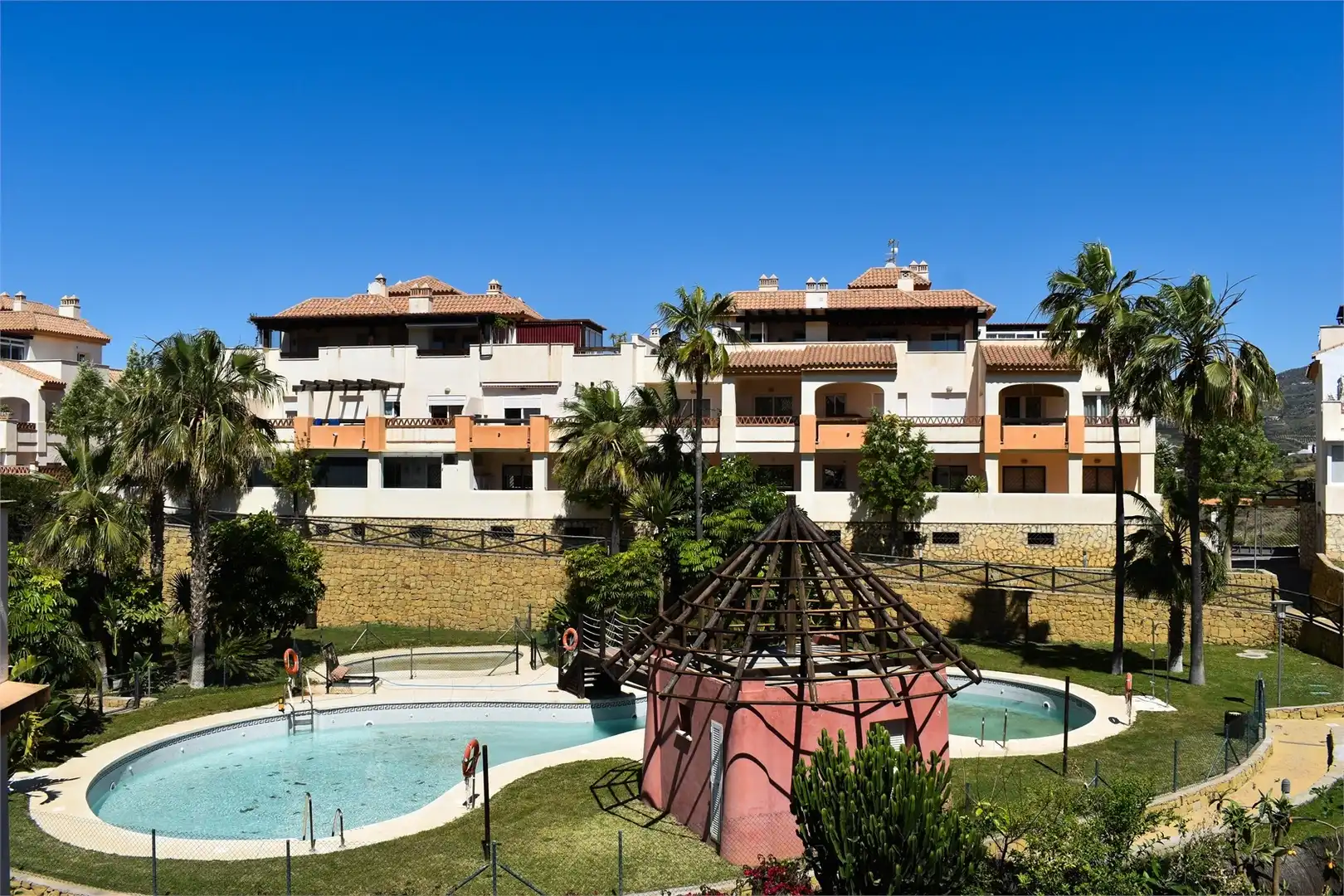 Vista exterior de Planta baja en venta en Vélez-Málaga con Aire acondicionado, Terraza y Piscina comunitaria