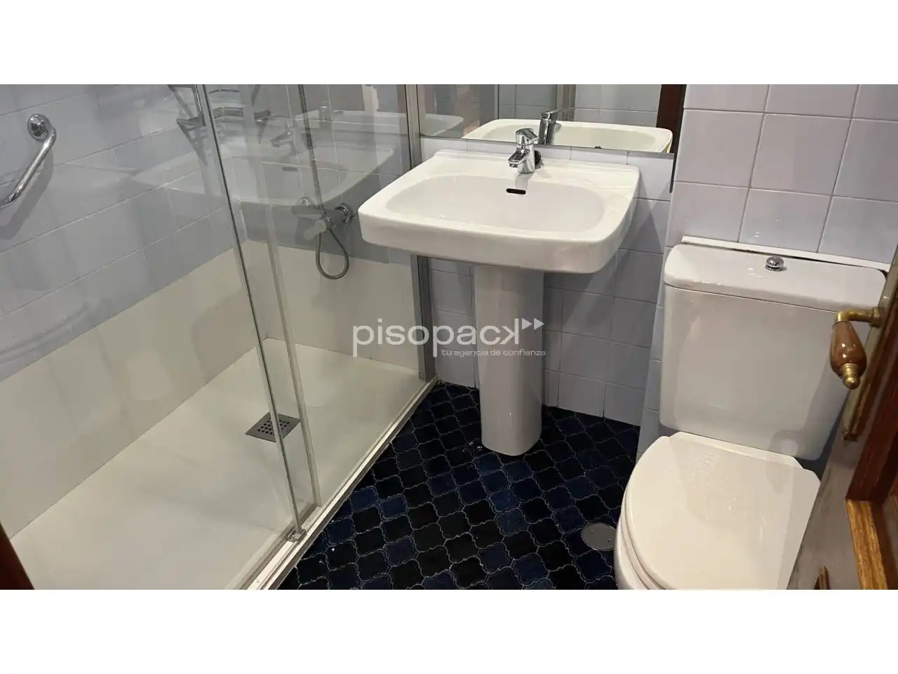 Bathroom of Flat for sale in  Pamplona / Iruña  with Heating, Parquet flooring and Alarm