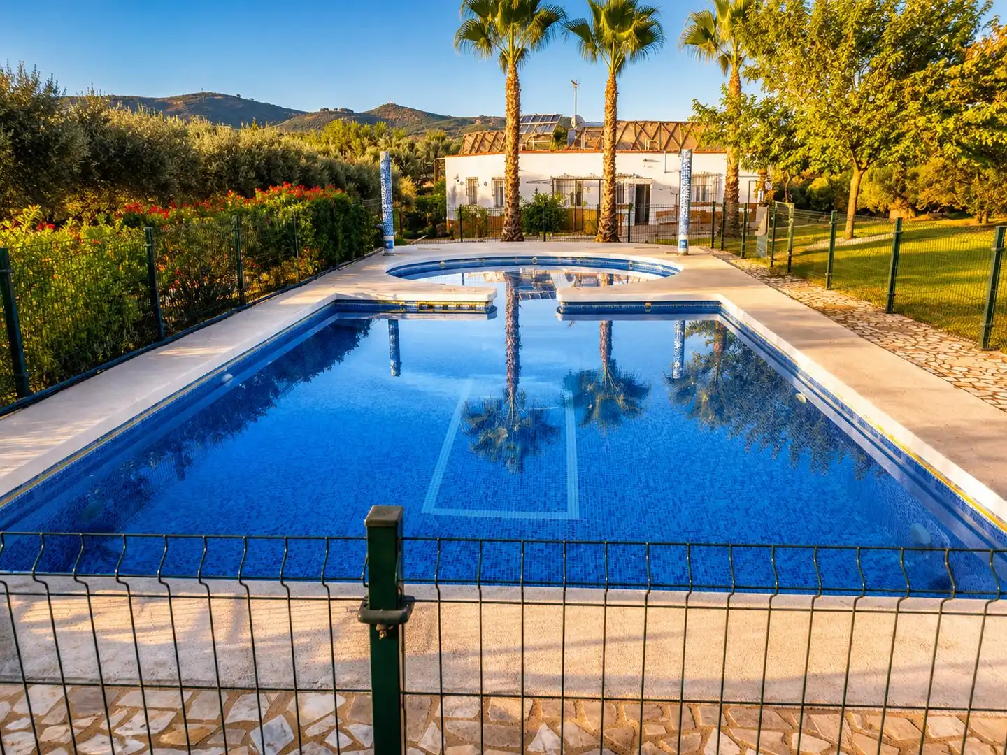 Piscina de Casa o xalet en venda en Sevilla amb Aire condicionat, Jardí privat i Terrassa
