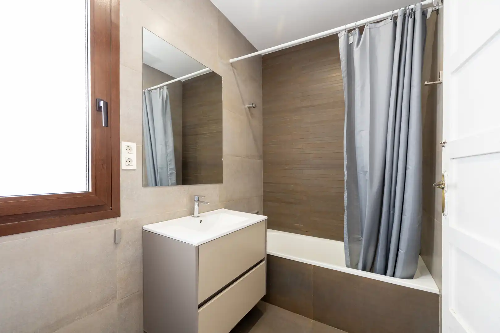 Bathroom of Flat for rent in Granada  with Heating and Furnished