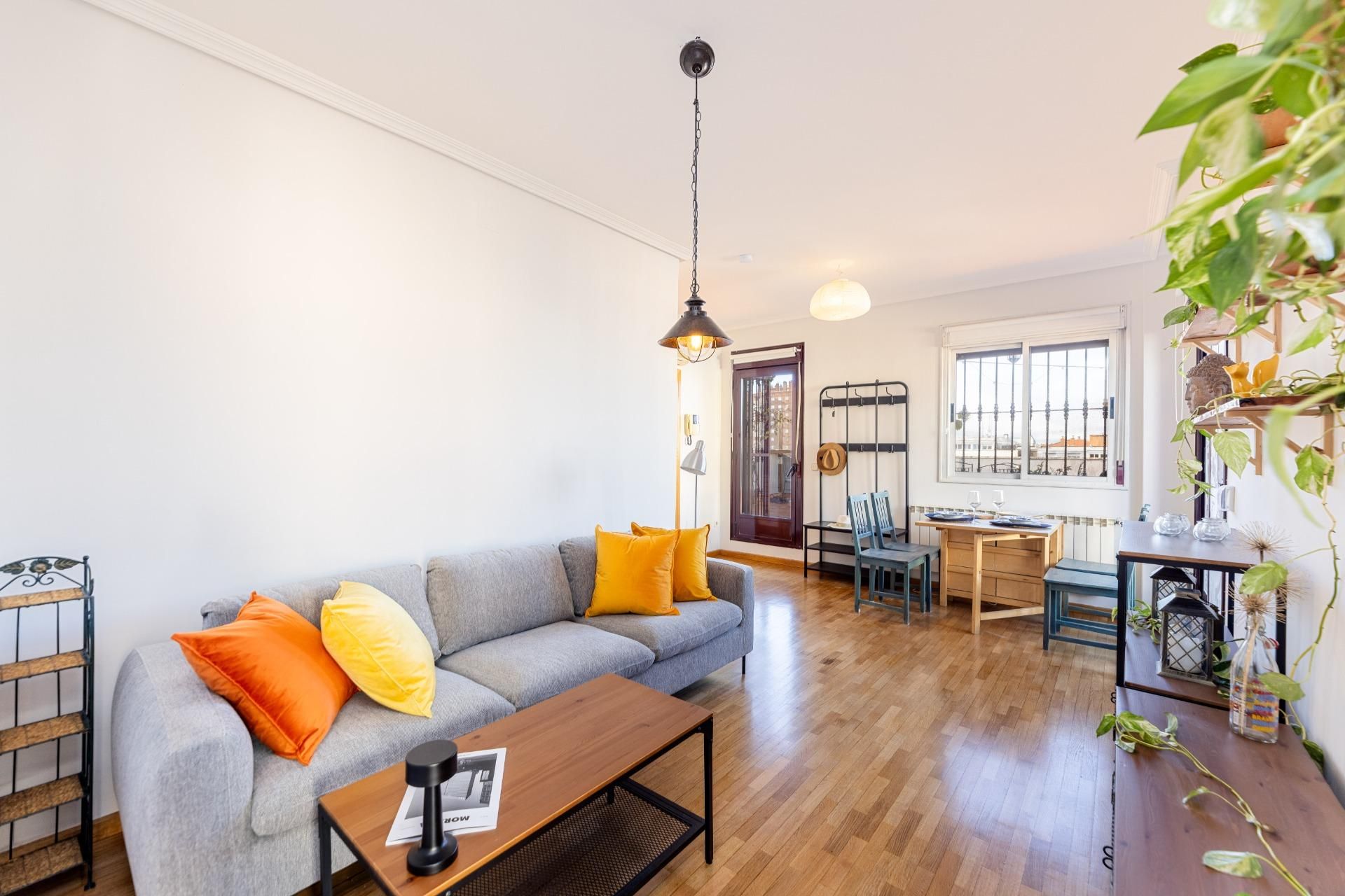 Sala d'estar de Àtic de lloguer en  Madrid Capital amb Aire condicionat, Calefacció i Parquet