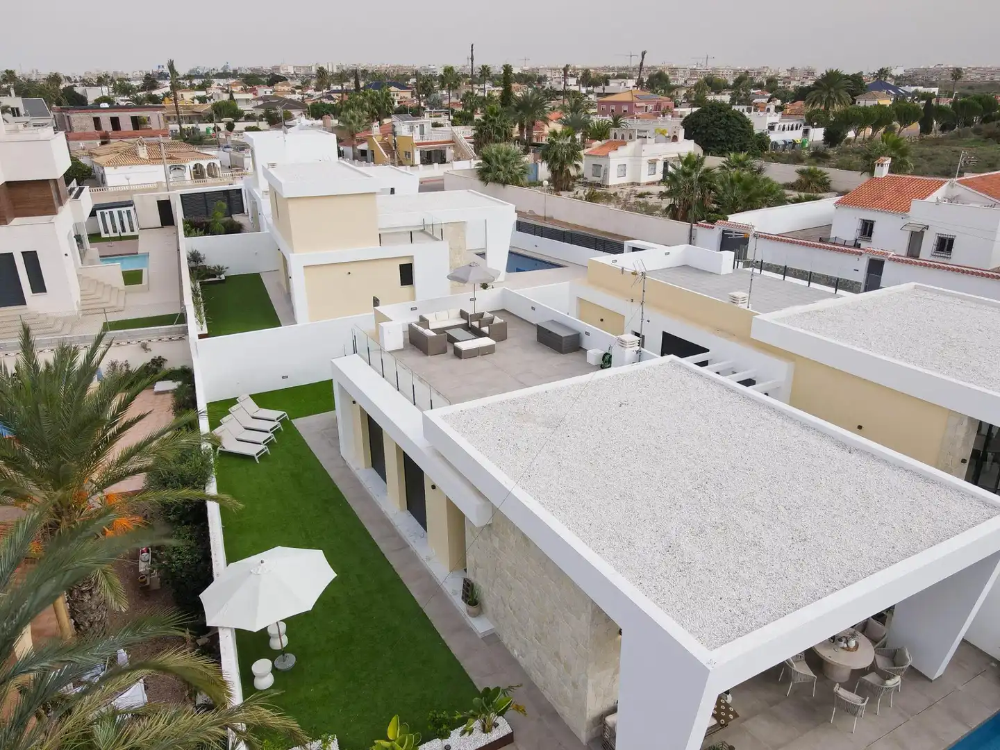 Vista exterior de Casa o xalet en venda en Torrevieja amb Aire condicionat, Calefacció i Jardí privat
