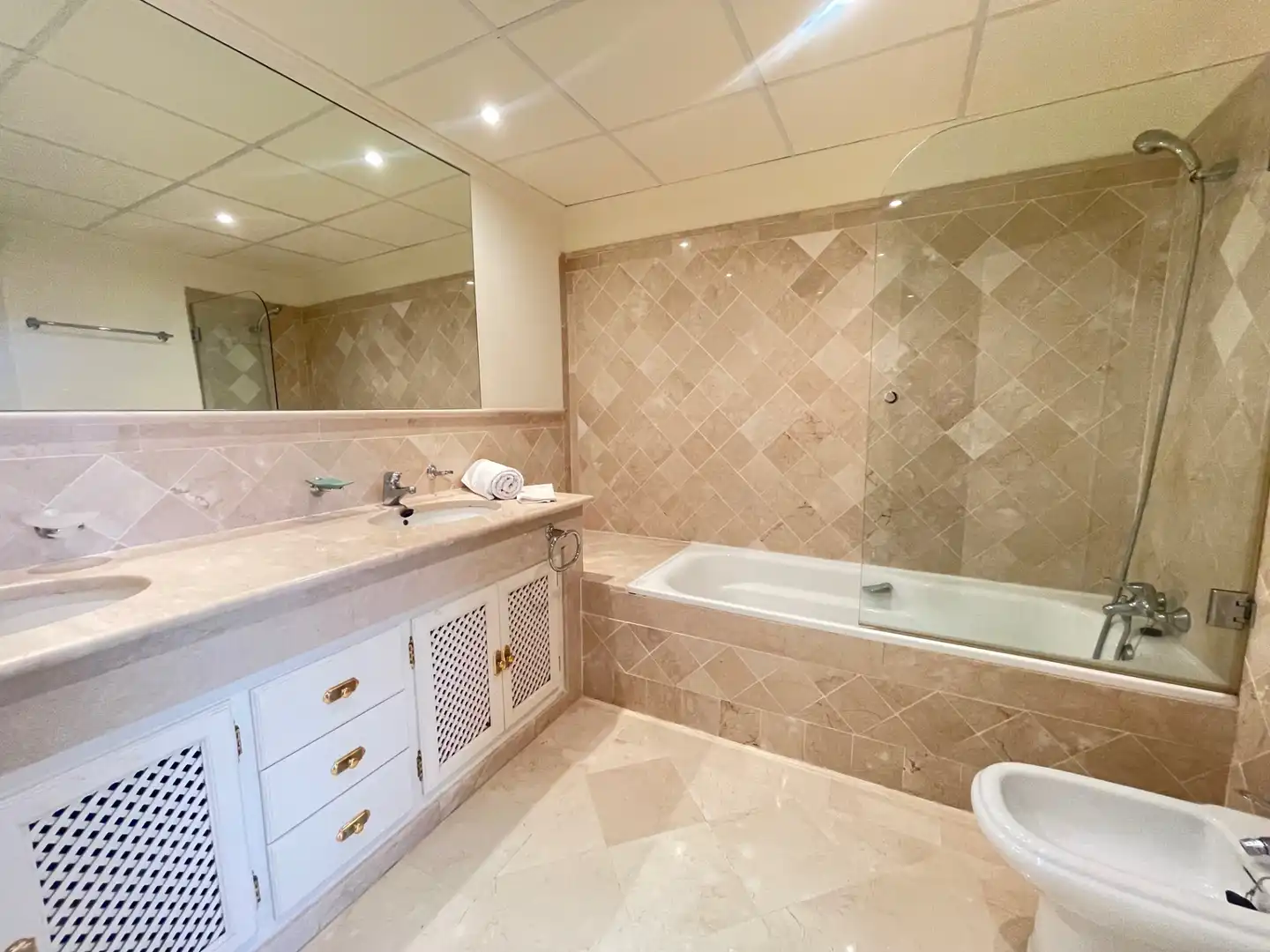 Baño de Apartamento de alquiler en Marbella con Aire acondicionado, Terraza y Amueblado