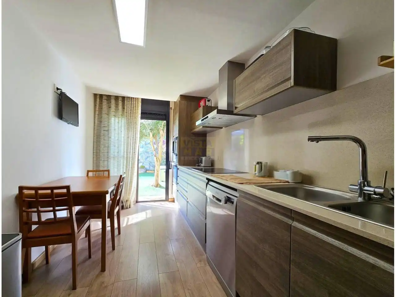 Cocina de Casa adosada en venta en Vilanova i la Geltrú con Aire acondicionado, Calefacción y Jardín privado