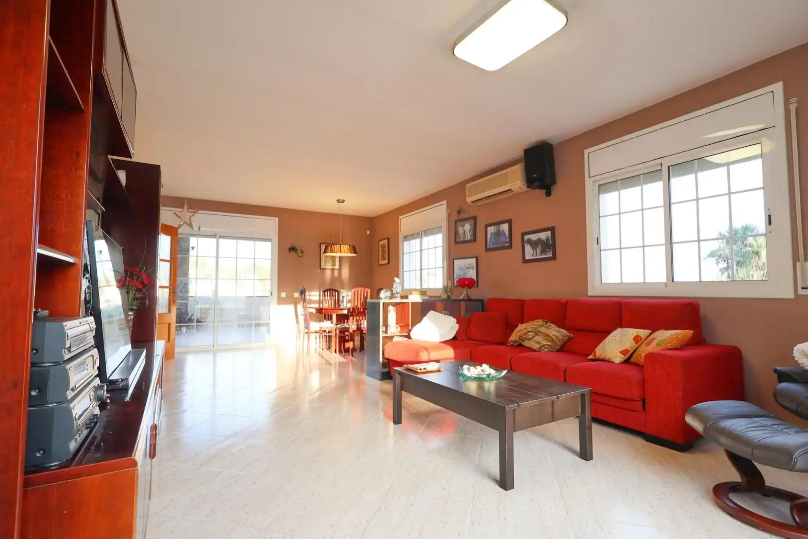 Sala d'estar de Casa o xalet en venda en Cubelles amb Aire condicionat, Jardí privat i Terrassa