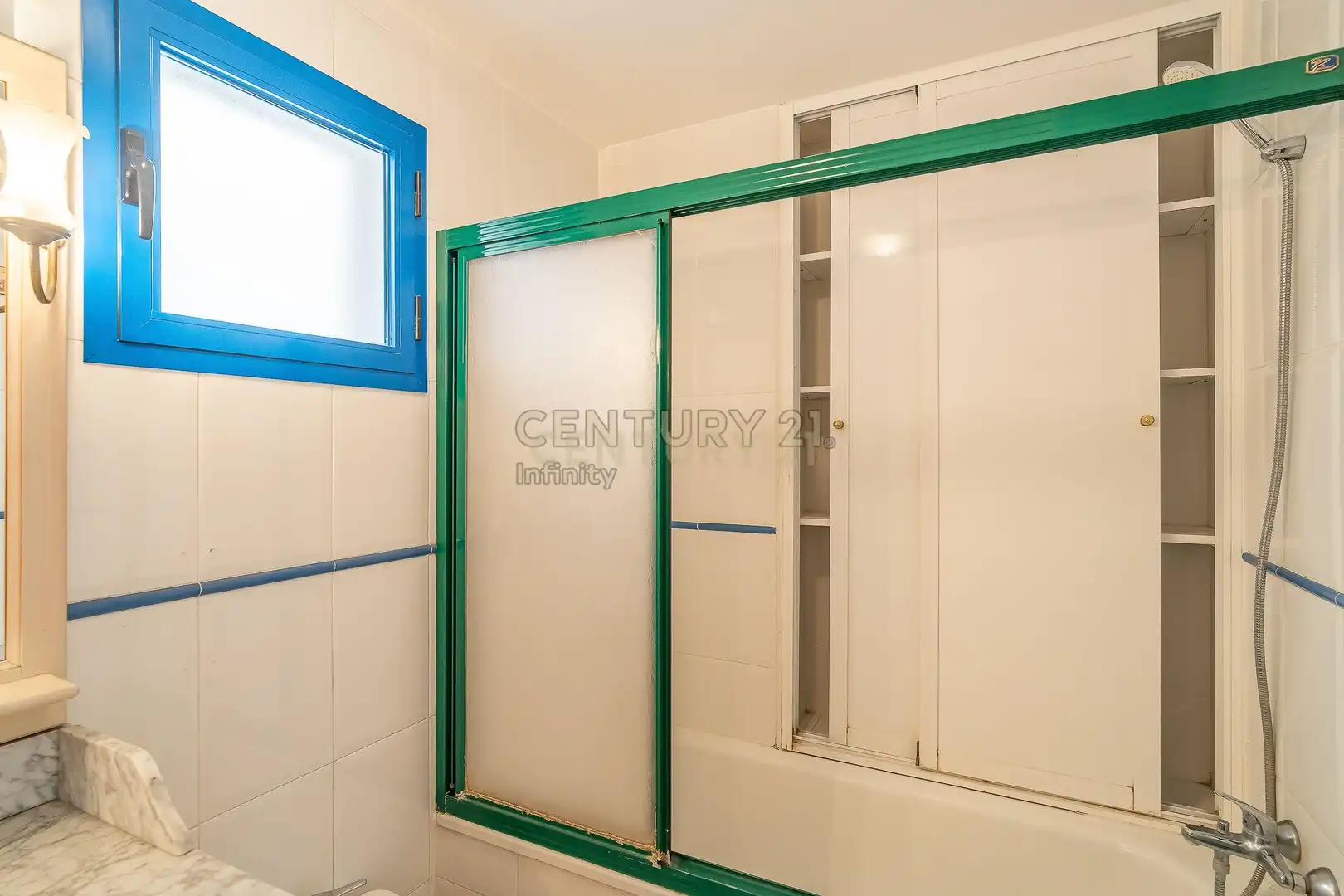 Baño de Apartamento en venta en Estepona con Jardín privado, Horno y Piscina comunitaria