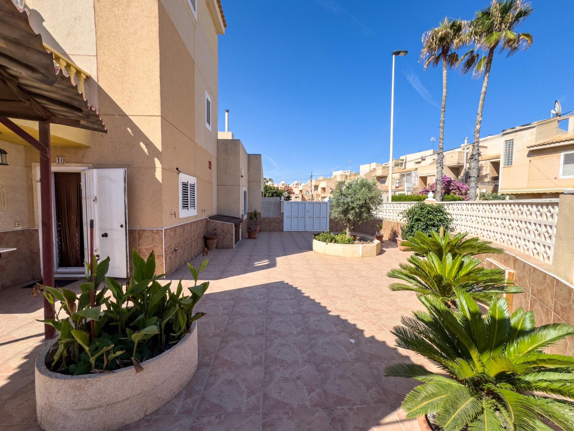 Vista exterior de Casa adosada en venda en Torrevieja amb Jardí privat, Terrassa i Balcó