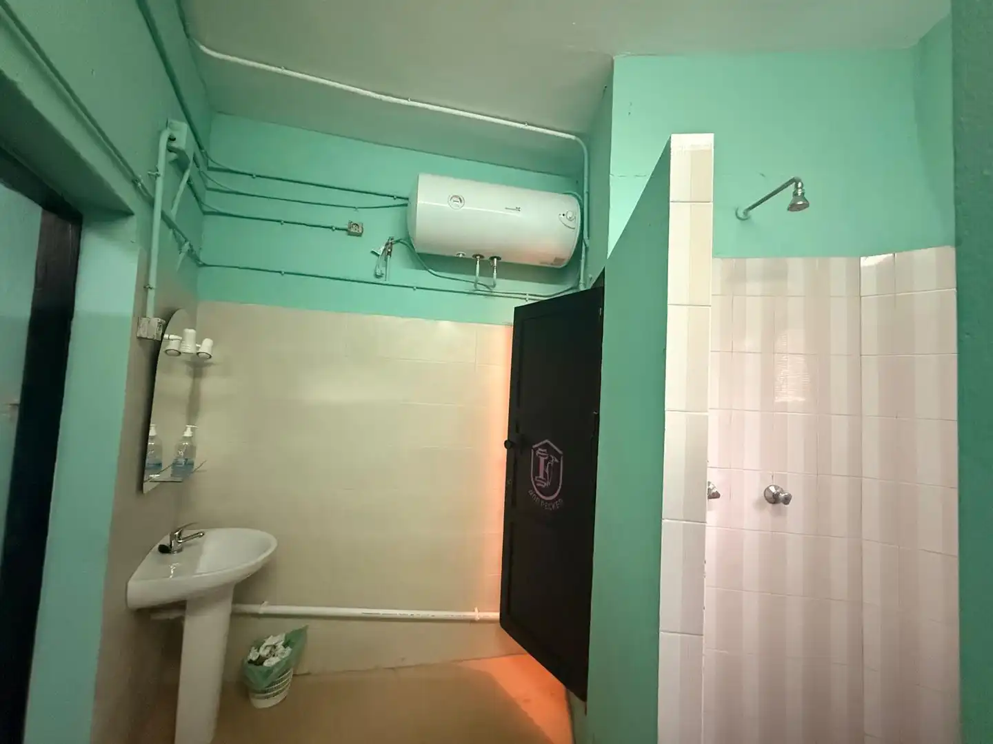 Badezimmer von Fabrikhallen zum Verkauf in Siero