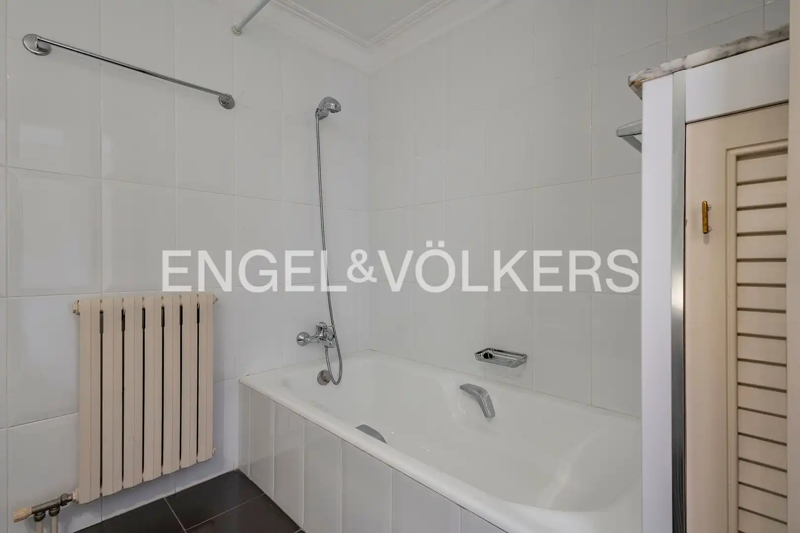 Baño de Ático de alquiler en Barcelona con Aire acondicionado, Calefacción y Parquet