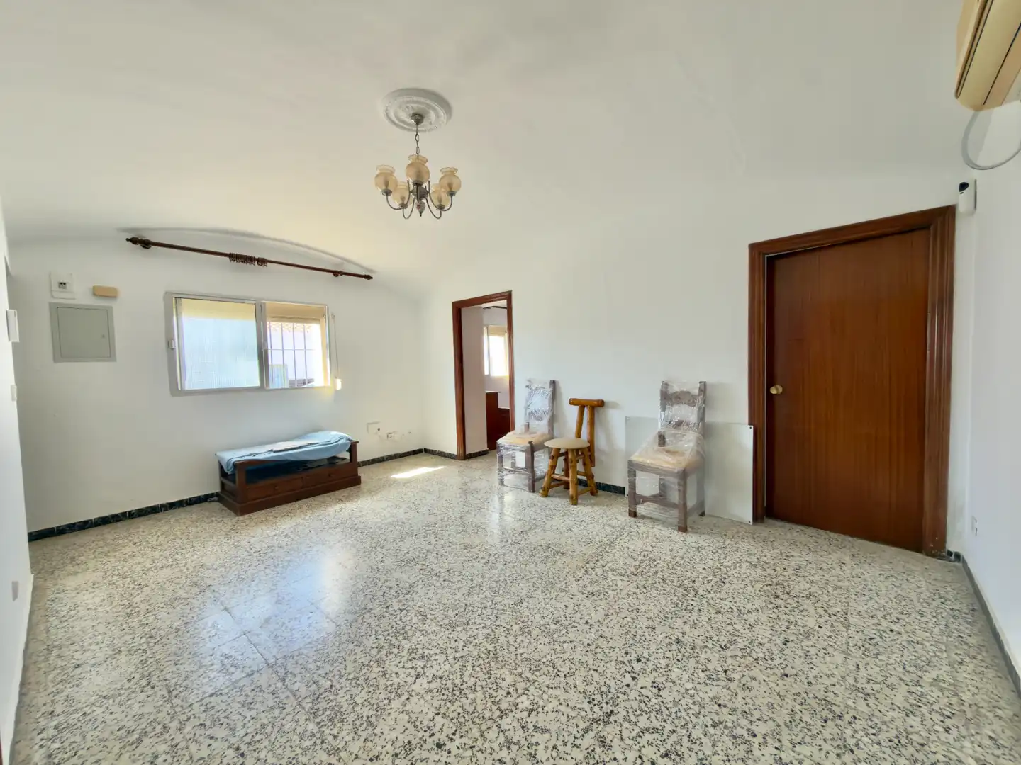 Sala d'estar de Casa o xalet en venda en Bornos amb Aire condicionat, Jardí privat i Moblat