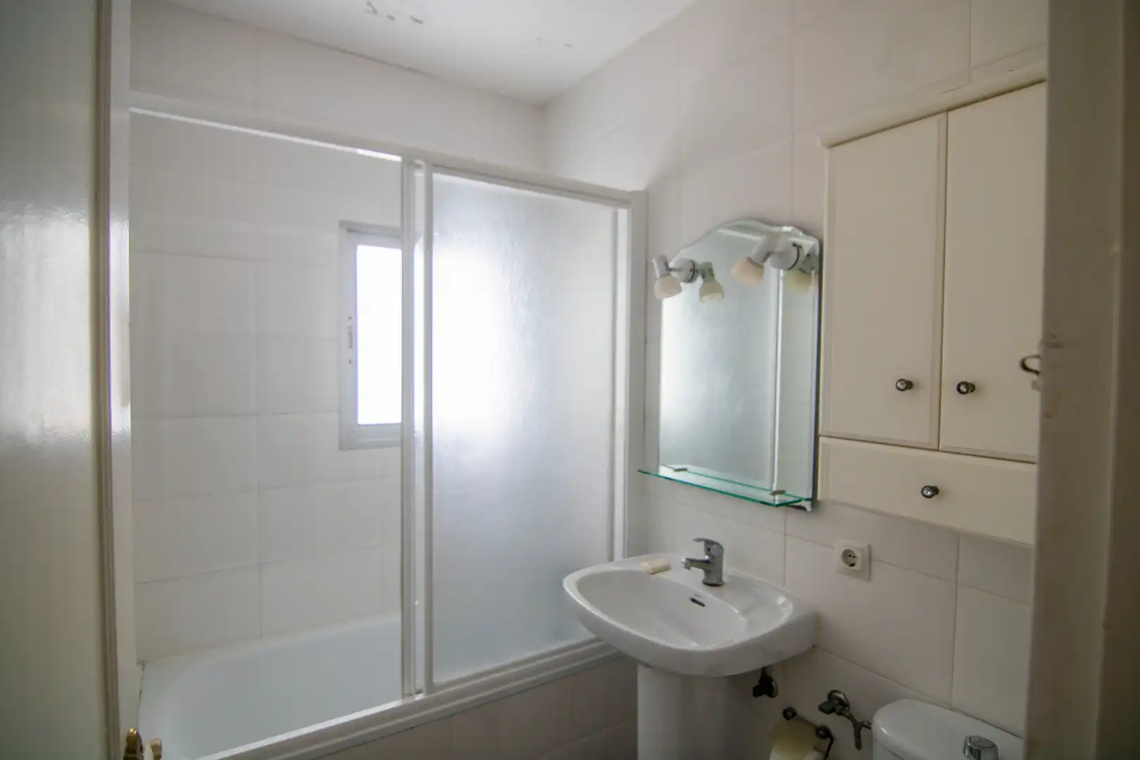 Bathroom of Flat for sale in Madrid  with Terrace, Washing machine and Alarm