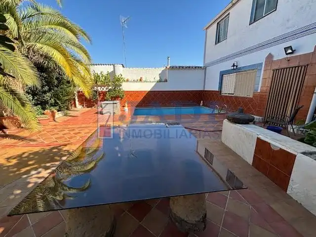 House with pool for sale in Valdepeñas