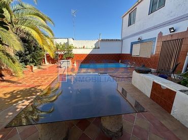 House with pool for sale in Valdepeñas