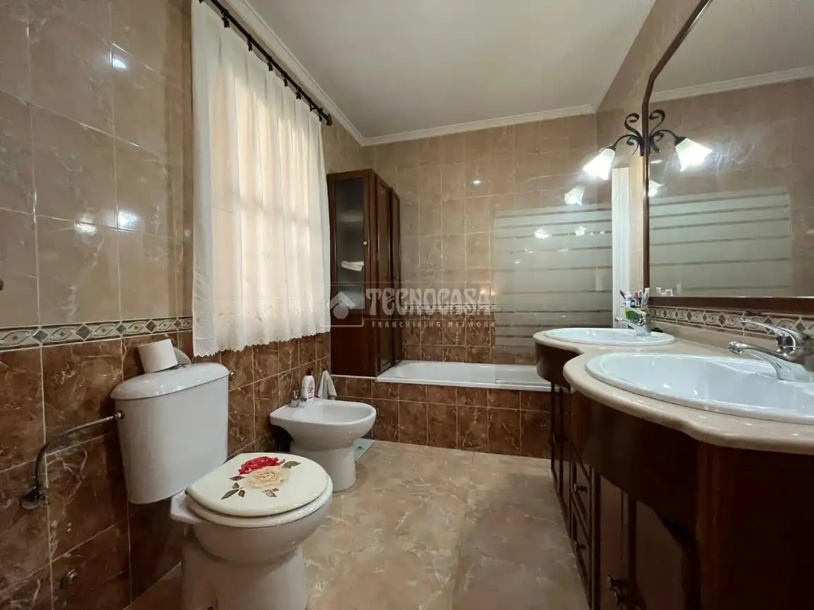 Baño de Casa adosada en venta en Dos Hermanas con Terraza