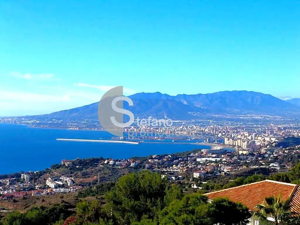 Vista exterior de Casa adosada en venda en Málaga amb Aire condicionat, Jardí privat i Terrassa