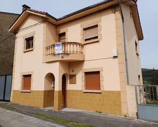 Vista exterior de Casa o xalet en venda en Llanera amb Terrassa i Piscina