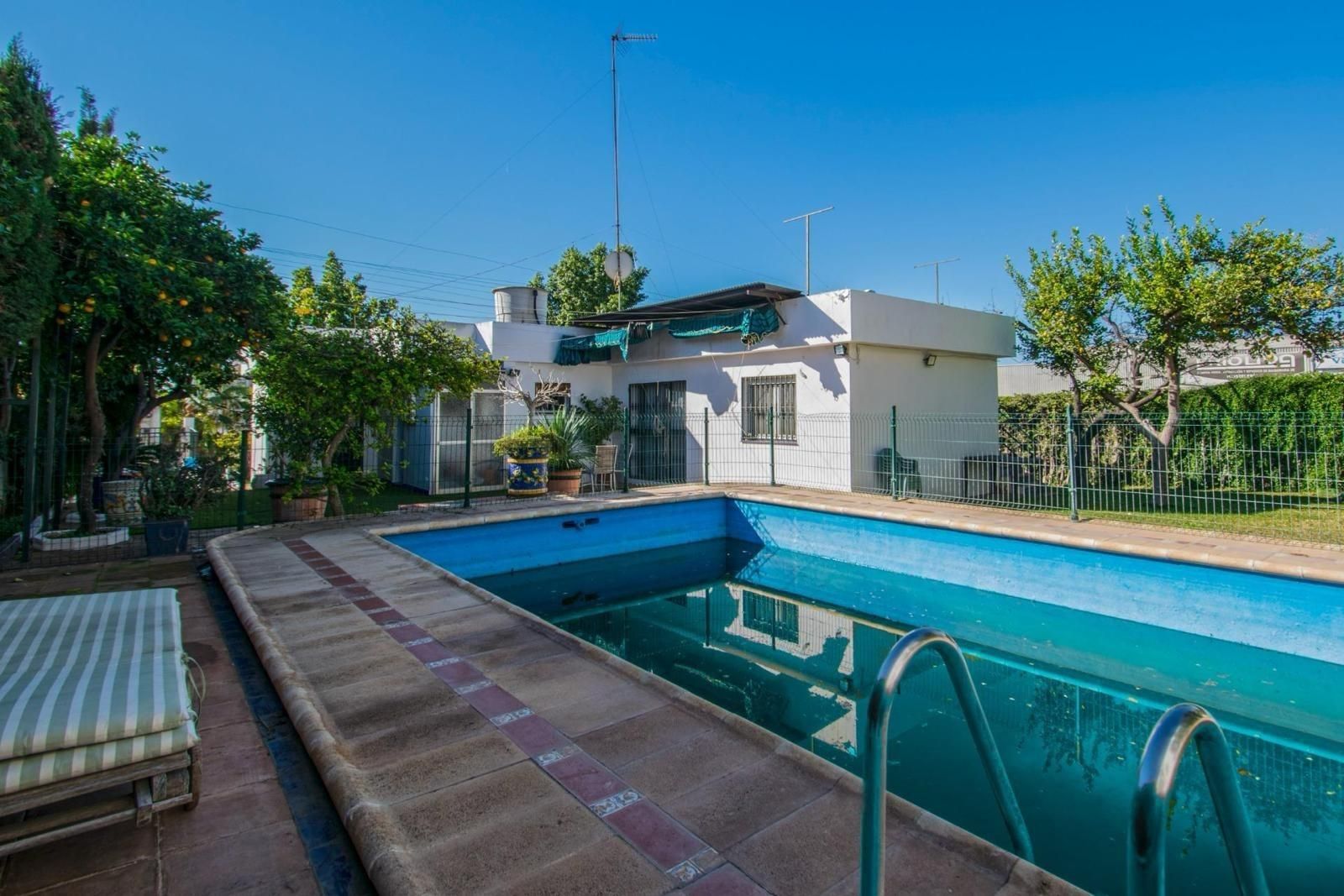 Swimming pool of House or chalet for sale in Alcalá de Guadaira  with Air Conditioner, Private garden and Terrace