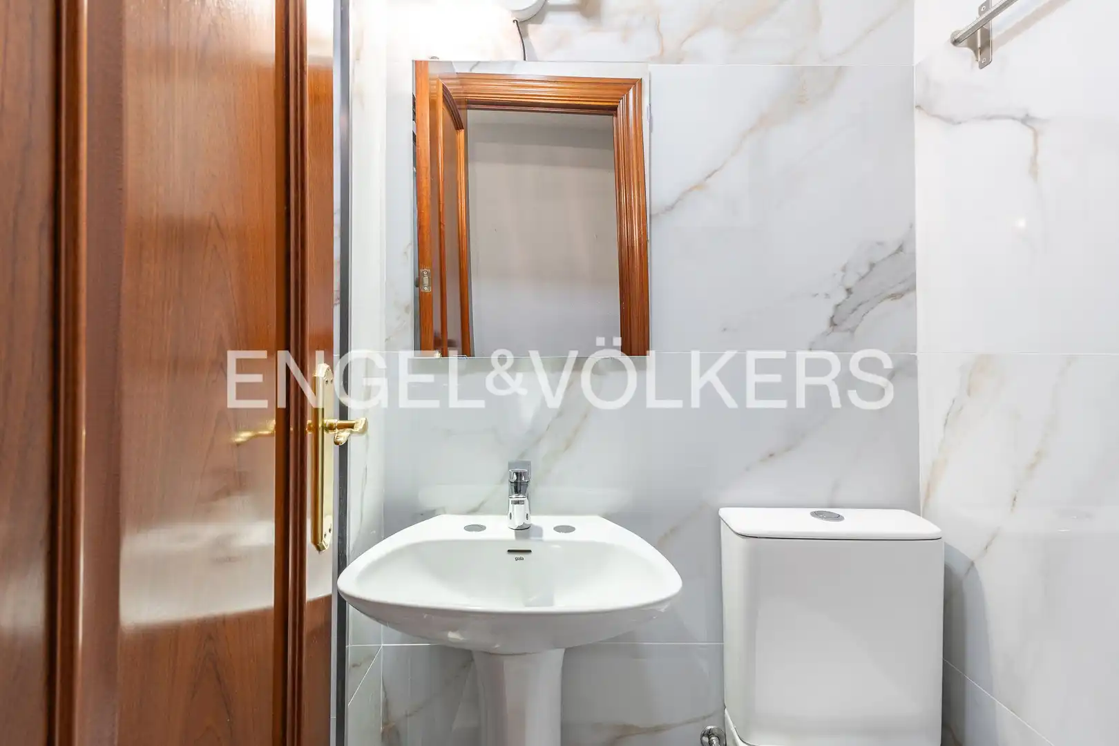 Badezimmer von Wohnung zum Verkauf in Barcelona mit Klimaanlage, Heizung und Parkett