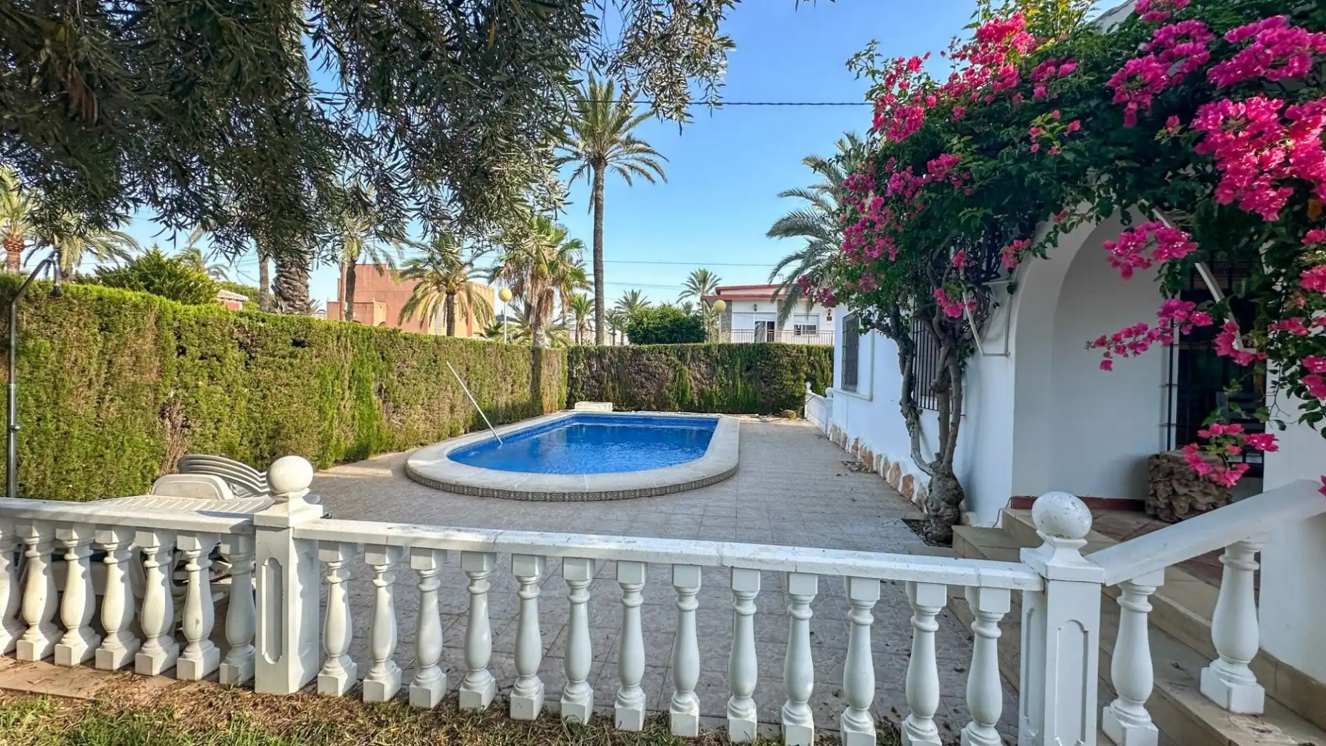 Vista exterior de Casa o xalet en venda en Orihuela amb Aire condicionat, Jardí privat i Terrassa