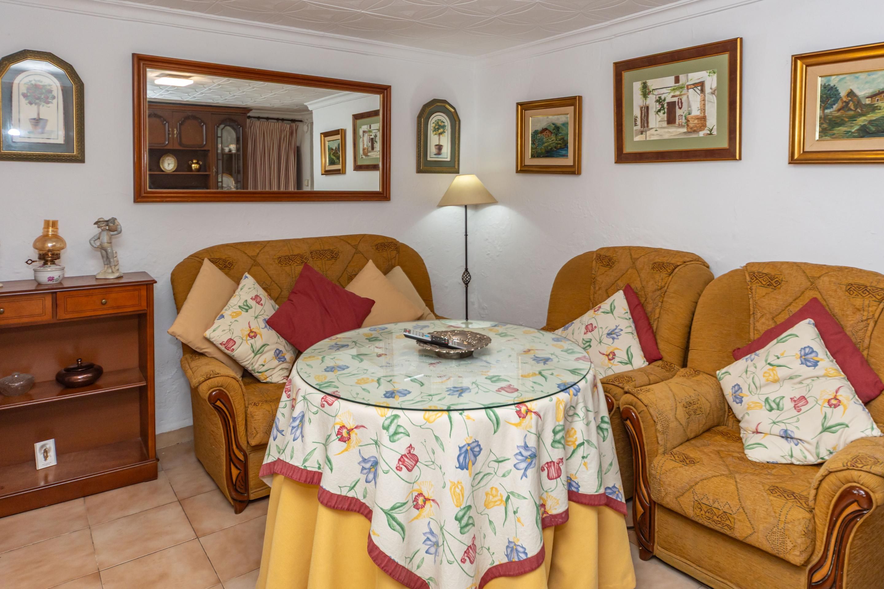 Sala d'estar de Casa adosada en venda en La Peza amb Balcó