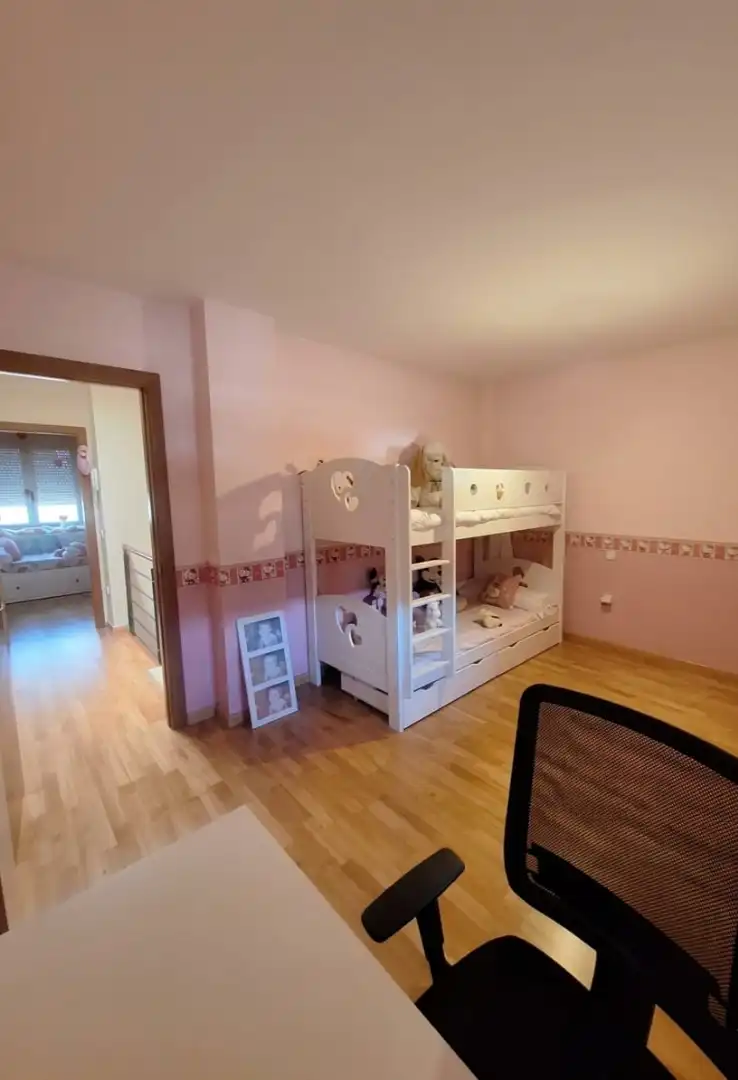 Habitación de Casa adosada en venta en Ciudad Real con Aire acondicionado, Calefacción y Jardín privado