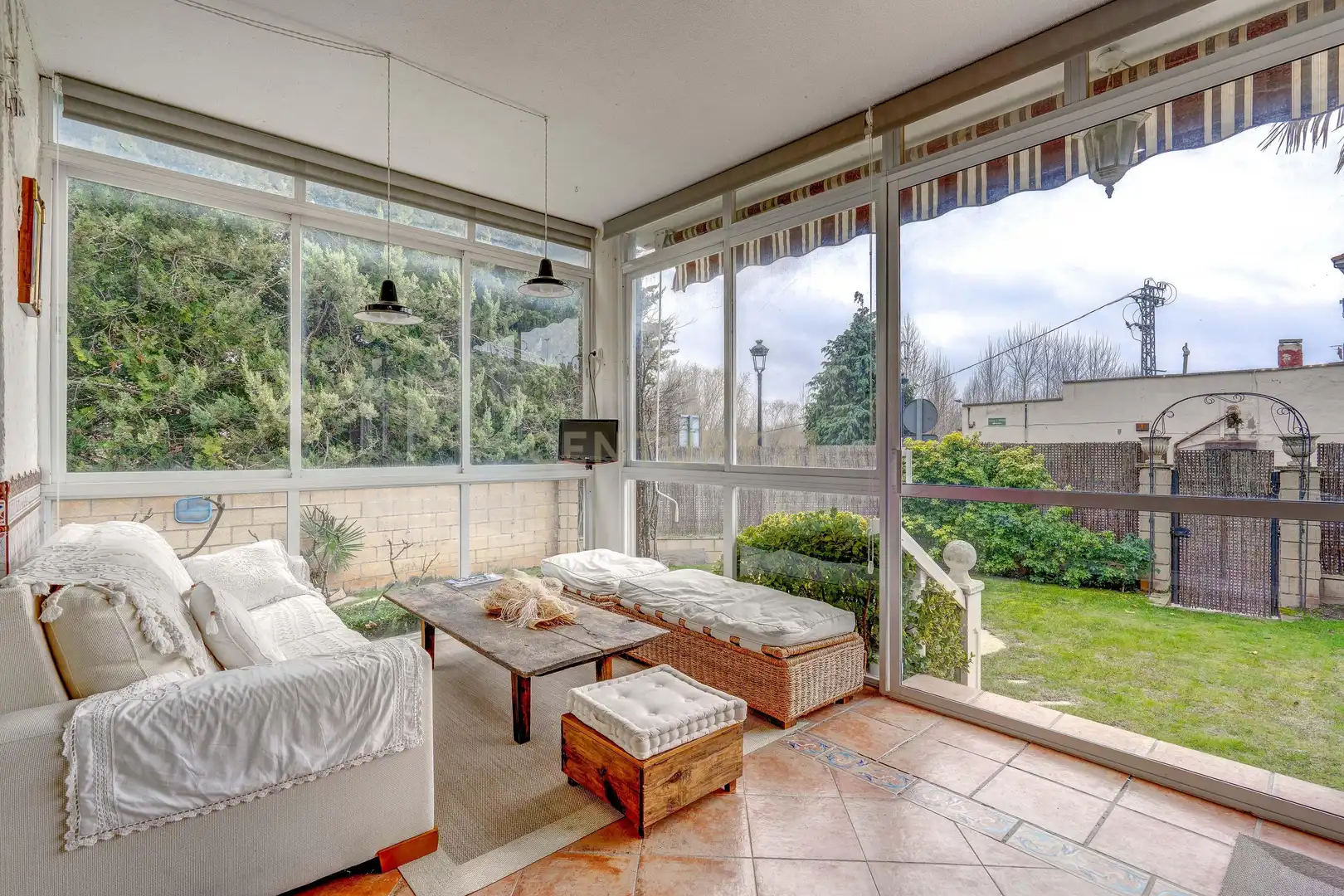 Terrasse von Einfamilien-Reihenhaus zum Verkauf in Anguciana mit Privatgarten, Abstellraum und Schwimmbad