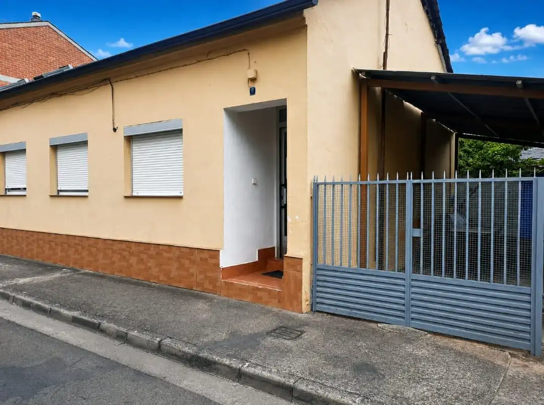 Vista exterior de Casa o xalet en venda en Ponferrada amb Jardí privat, Traster i Moblat
