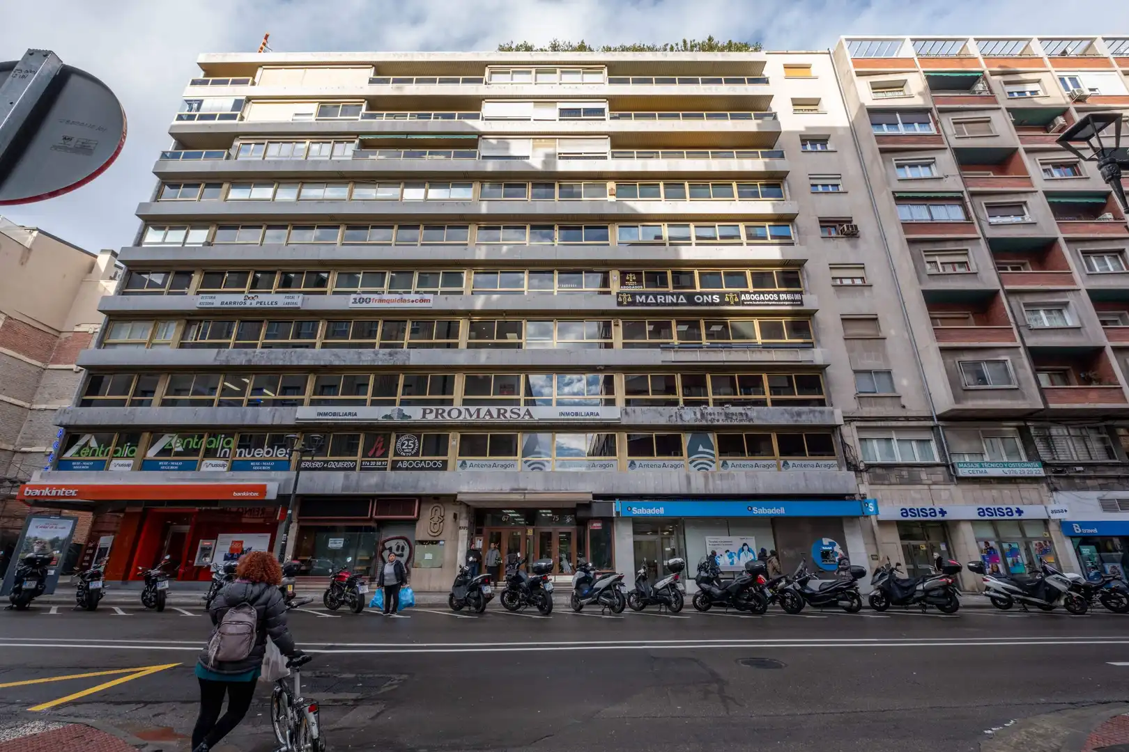 Außenansicht von Büro zur Miete in Zaragoza mit Klimaanlage und Heizung