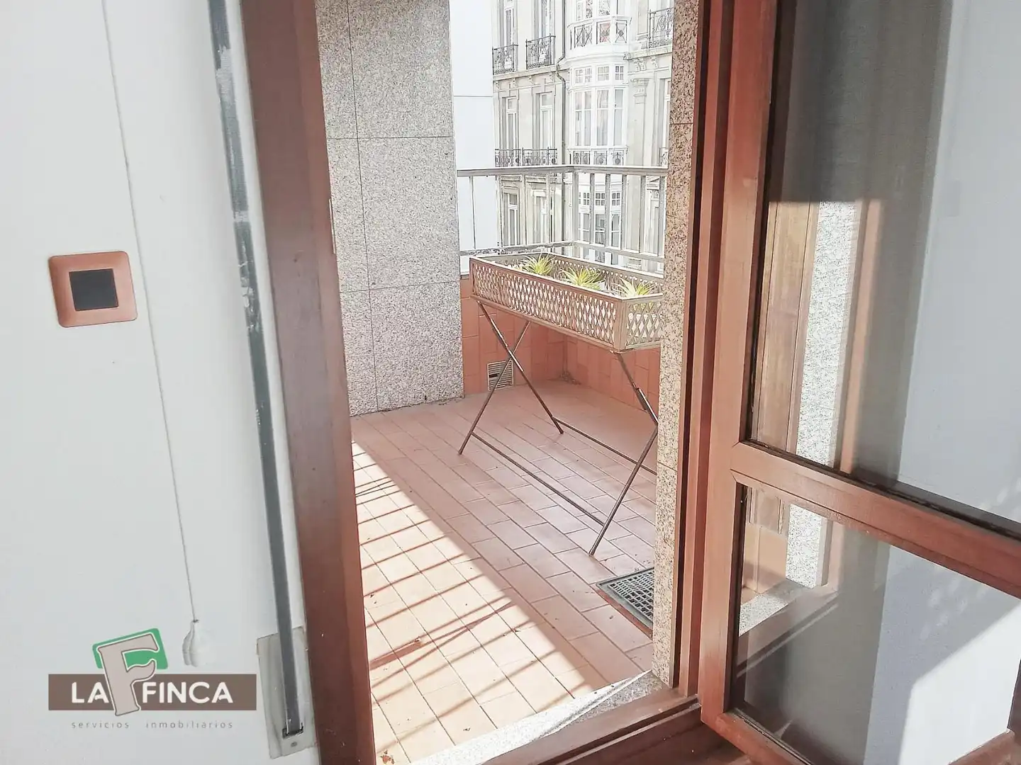 Terrassa de Oficina de lloguer en Oviedo  amb Calefacció i Terrassa