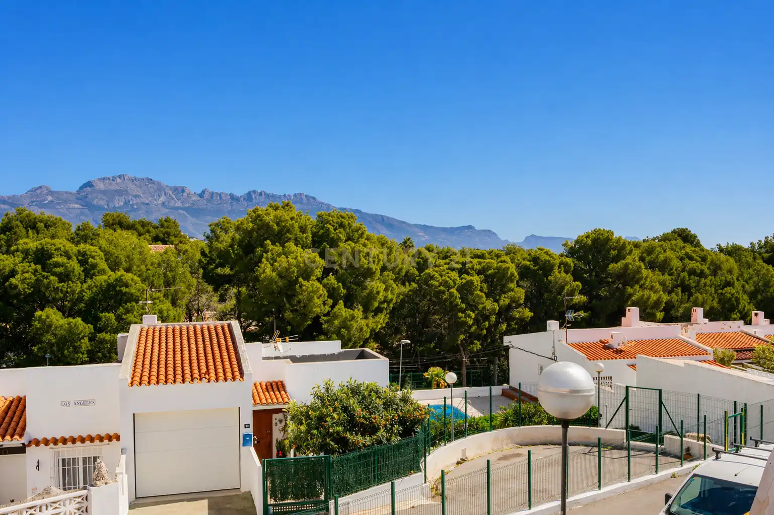 Vista exterior de Casa adosada en venta en La Nucia con Aire acondicionado, Trastero y Piscina