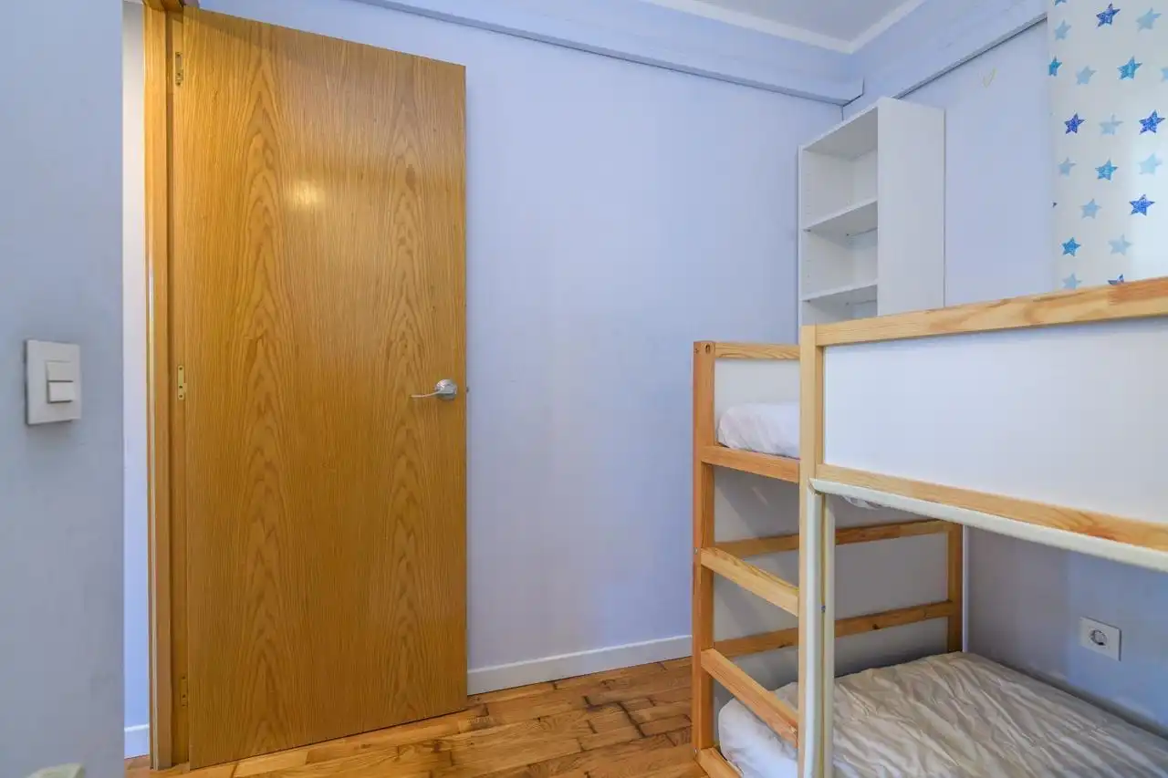 Schlafzimmer von Wohnung zum Verkauf in Barcelona mit Klimaanlage, Heizung und Balkon