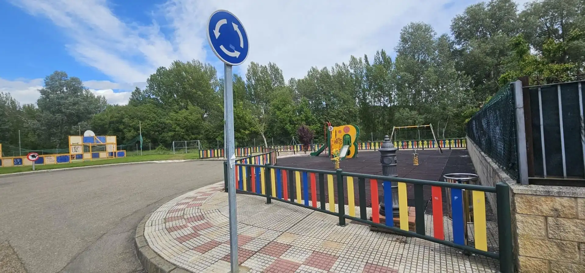Parkplatz von Einfamilien-Reihenhaus zum Verkauf in Villaquilambre mit Heizung, Privatgarten und Parkett