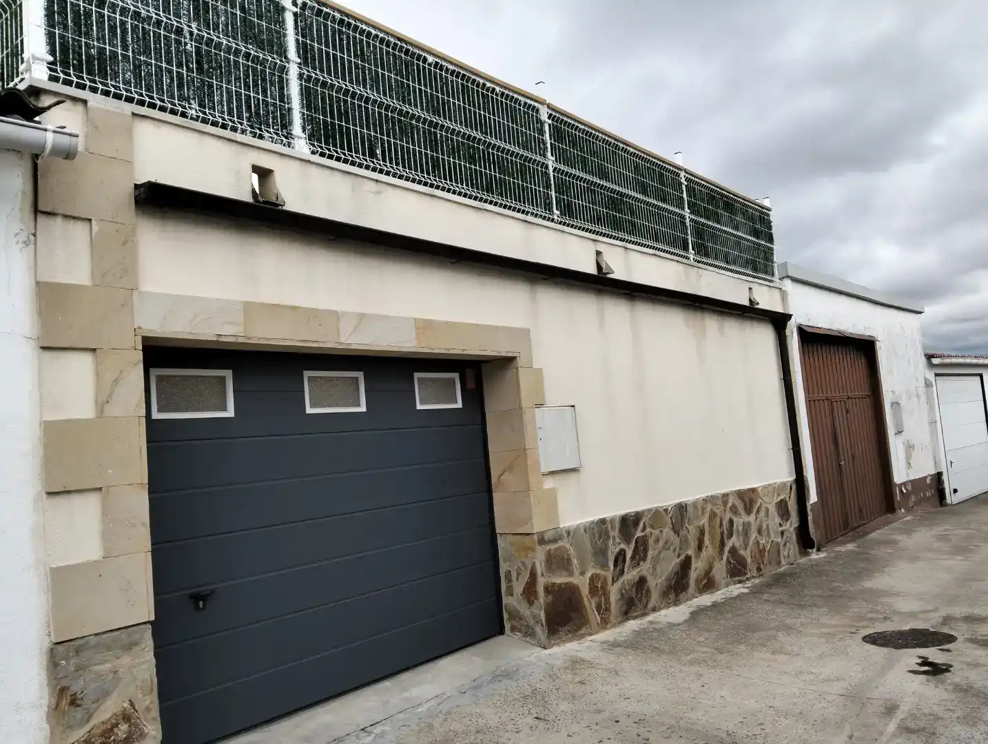 Vista exterior de Casa adosada en venda en Vitoria - Gasteiz amb Piscina i Balcó