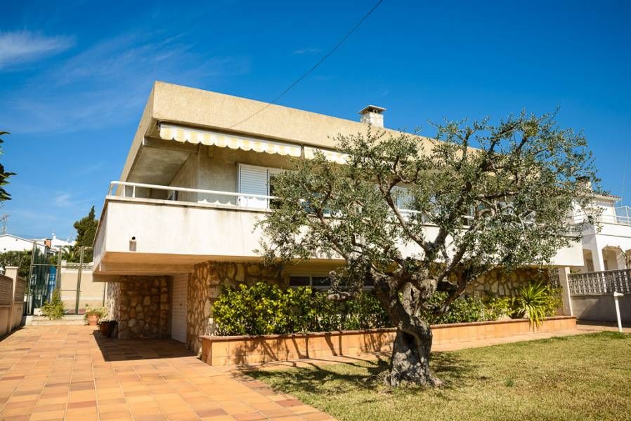 Vista exterior de Casa o xalet en venda en Calafell amb Calefacció, Jardí privat i Terrassa