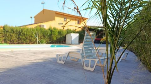 Casa con terreno 2 casas más y piscina privada.
