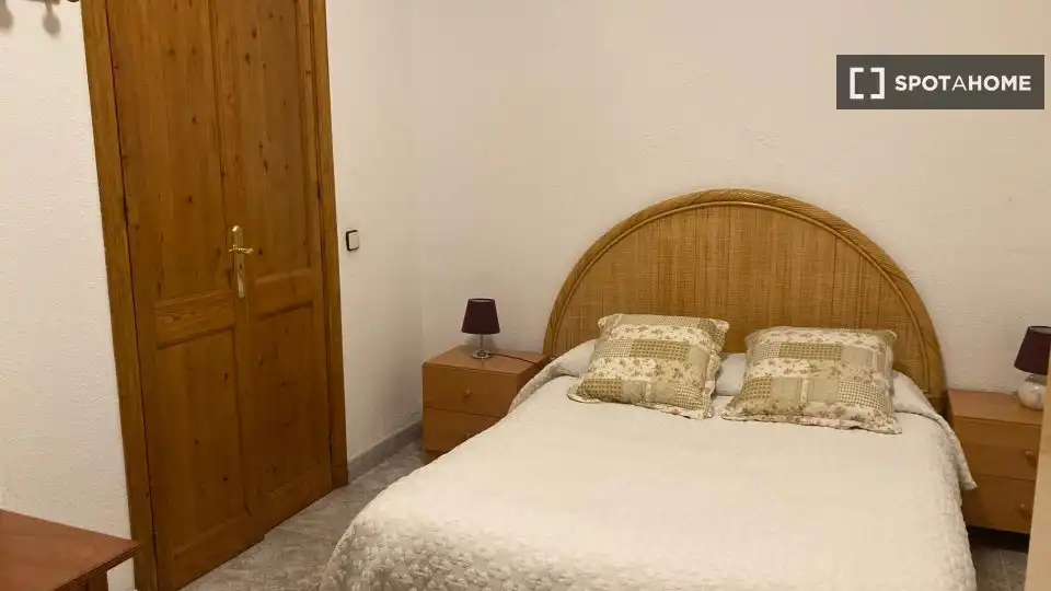 Dormitori de Pis per a compartir en El Prat de Llobregat amb Aire condicionat, Calefacció i Moblat