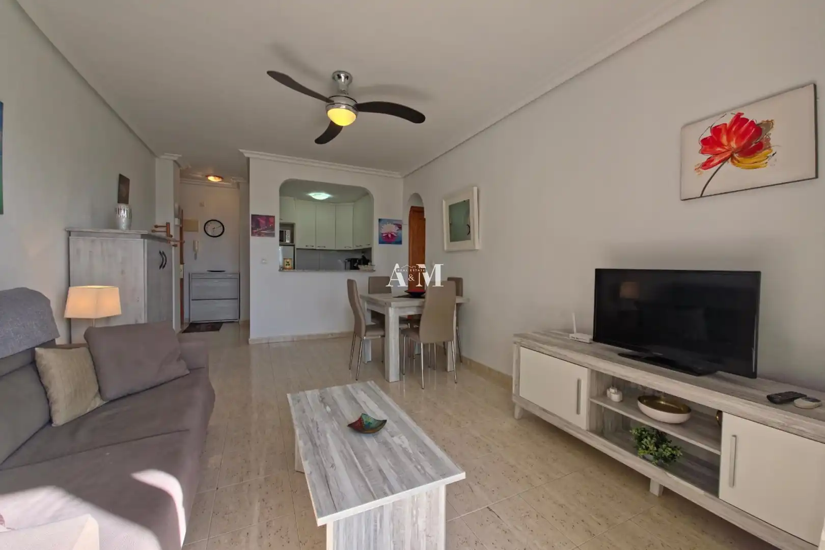 Sala d'estar de Pis de lloguer en Torrevieja amb Terrassa, Piscina i Rentadora