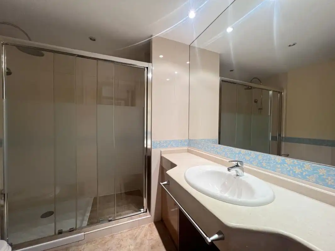 Bathroom of Flat for rent in Madrid  with Air Conditioner, Heating and Swimming Pool