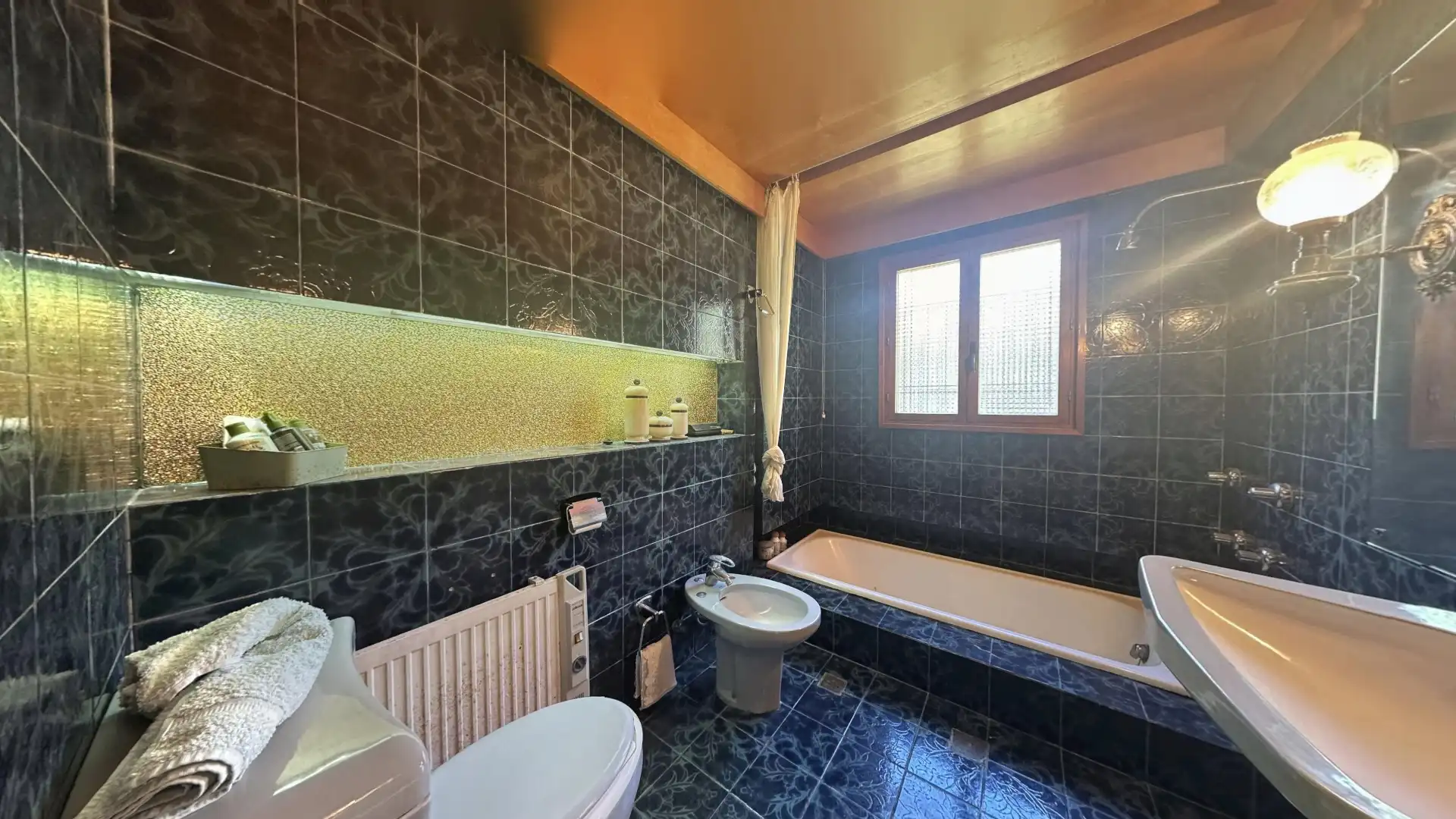 Bany de Casa o xalet en venda en Alicante / Alacant amb Jardí privat, Terrassa i Piscina