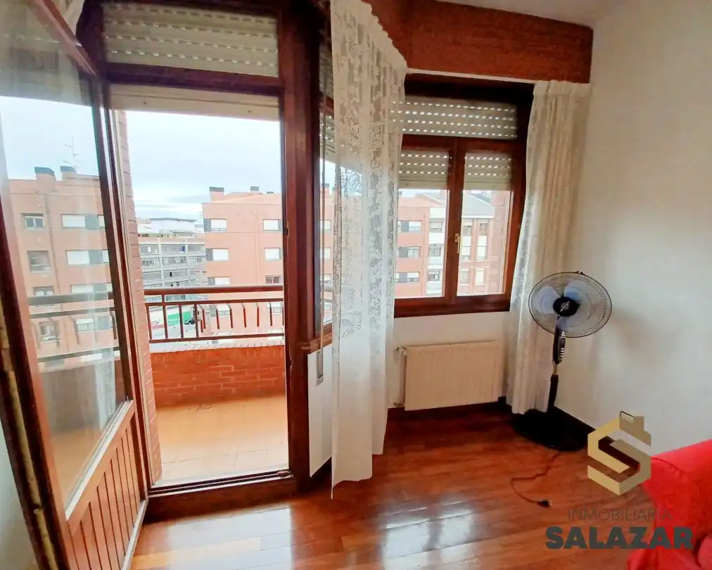 Dormitori de Apartament de lloguer en Bilbao  amb Calefacció, Terrassa i Microones
