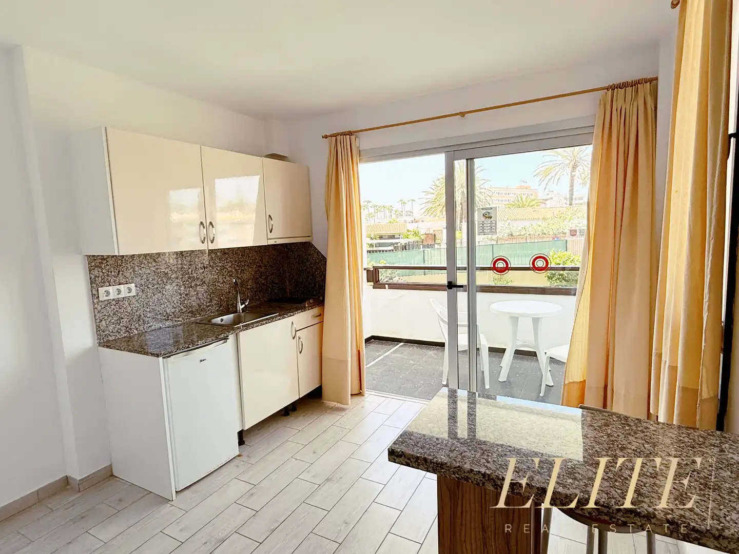 Cocina de Estudio en venta en San Bartolomé de Tirajana con Jardín privado, Terraza y Amueblado