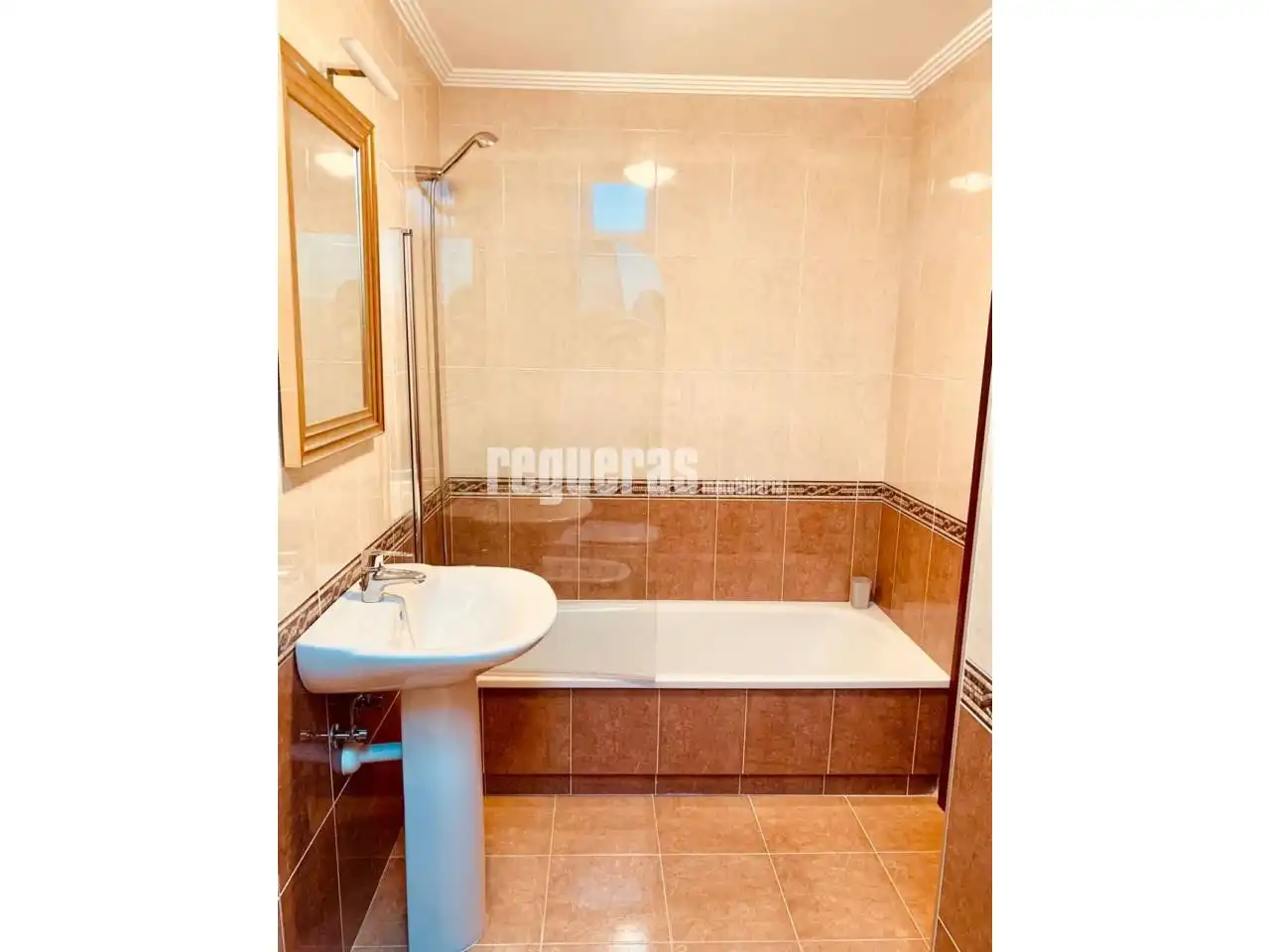Bathroom of Flat for rent in Avilés  with Heating and Parquet flooring