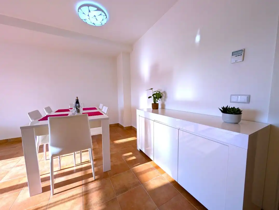Menjador de Apartament de lloguer en La Alcaidesa amb Aire condicionat, Calefacció i Jardí privat