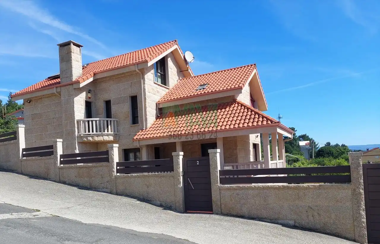 Vista exterior de Casa o xalet en venda en Barbadás amb Calefacció, Jardí privat i Terrassa